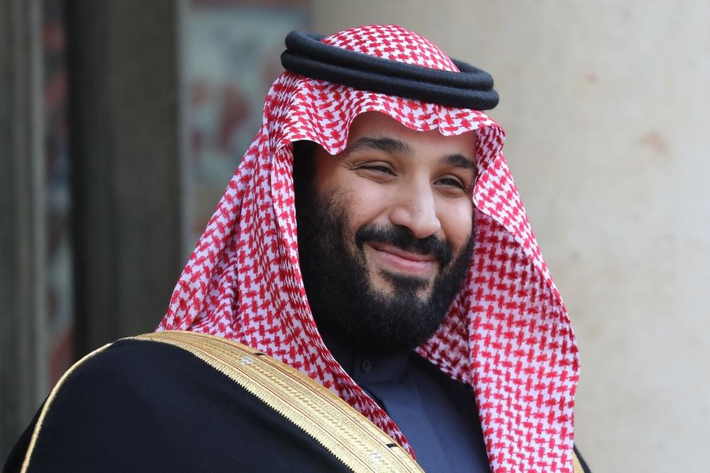 French President Emmanuel Macron (R) welcomes Saudi Arabia's Crown Prince Muhammad Bin Salman upon his arrival at the Elysee Presidential palace for a meeting on April 10, 2018 in Paris. — AFP