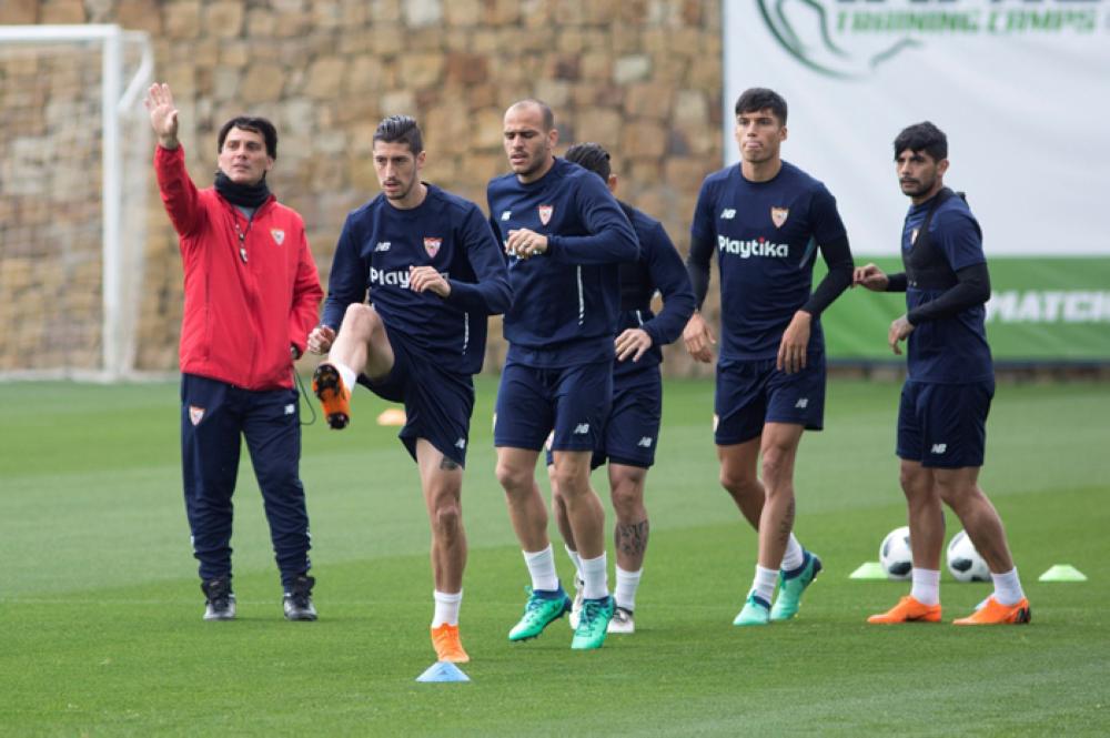 Sevilla’s Italian head coach, Vincenzo Montella (L), gives instructions to his players during a team’s training session in Malaga, southern Spain, Friday. — EPA 