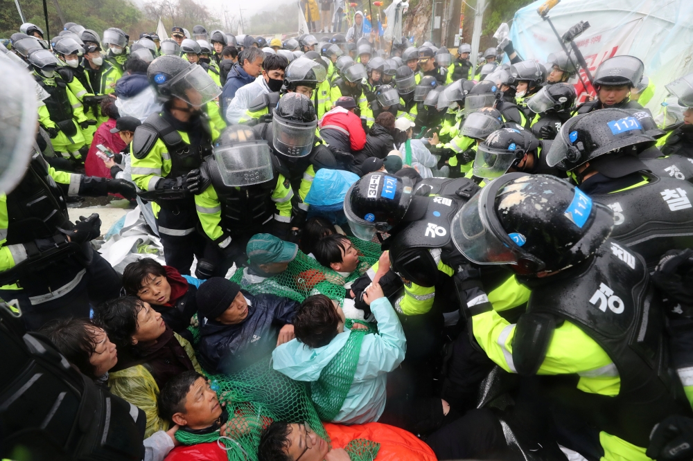 South Korean police officers attempt to disperse residents taking part in an anti-THAAD (Terminal High Altitude Area Defense) protest in Seongju, South Korea, on Monday. — Reuters