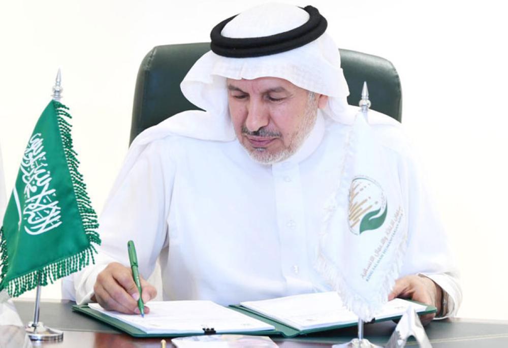Supervisor General of the King Salman Humanitarian Aid and Relief Center Dr. Abdullah Al-Rabeeah signs in Riyadh on Monday the contracts for humanitarian projects for Syrians and Rohingya Muslims. — SPA