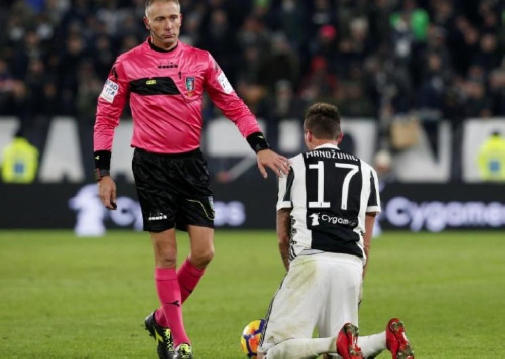 Juventus’ Mario Mandzukic and referee Paolo Valeri during the Serie A match against Inter Milan at Allianz Stadium, Turin, Italy, in this file photo. — Reuters