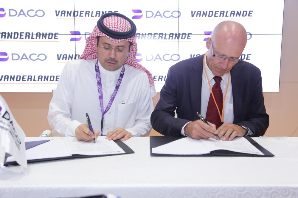 Turki Abdullah Al-Jawini (left), Chief Executive Officer of DACO, signs strategic agreements with Remo Brunschwiler, CEO, Vanderlande