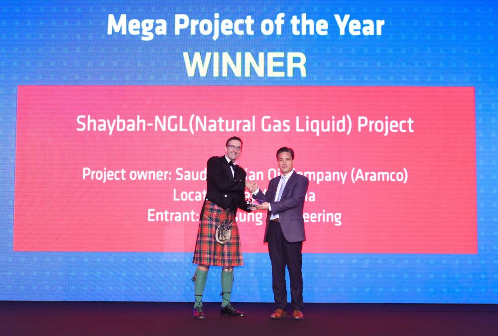 
Tony Ko, General Manager - Marketing Middle East & Africa, receives the trophy from MEED’s Richard Thompson for winning the ‘GCC Mega Project of the Year’ award


