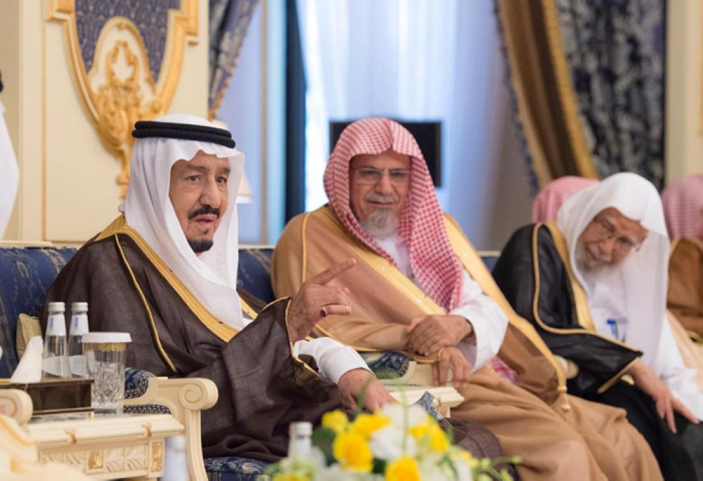 King receives princes, ministers, scholars, officials and citizens