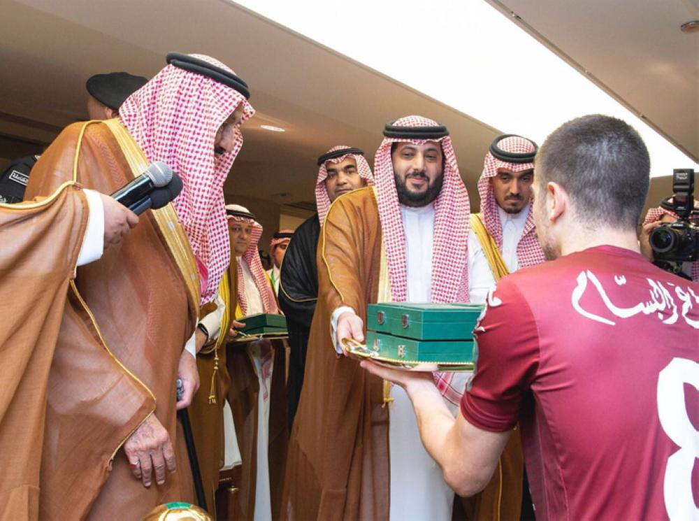King Salman hands King's Cup to Al-Ittihad club