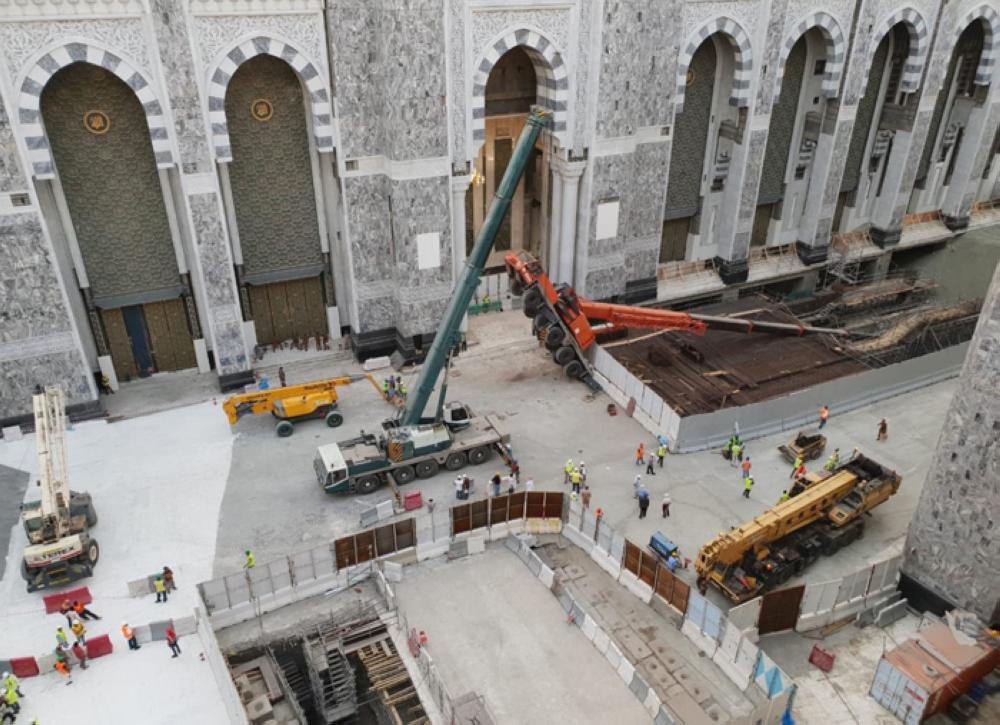 Small crane collapses near Grand Mosque in Makkah