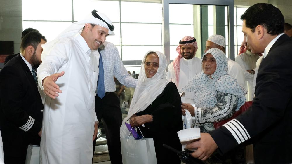 Saudia officials see off stranded passengers