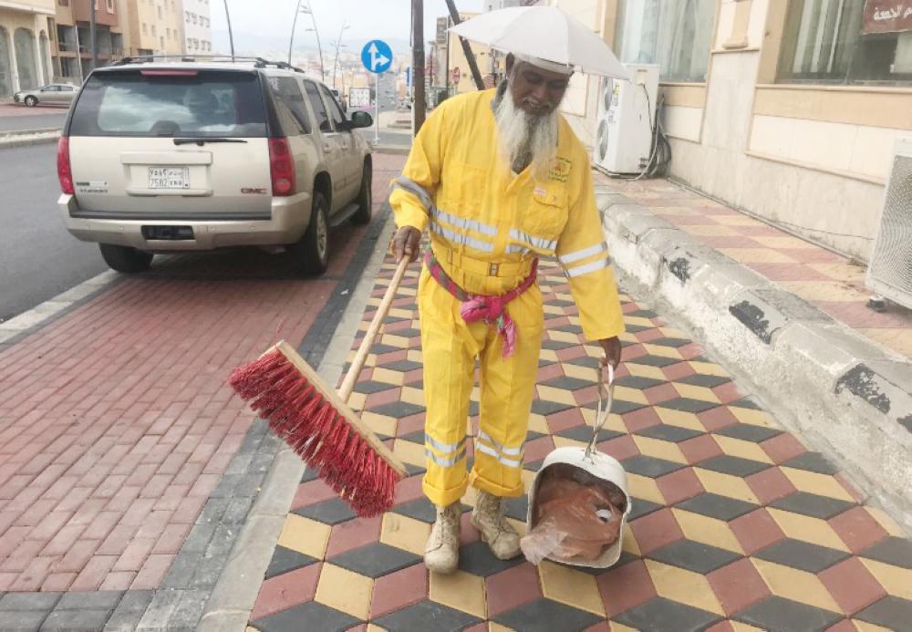 For 30 years, an Indian picks up litter from Abha streets