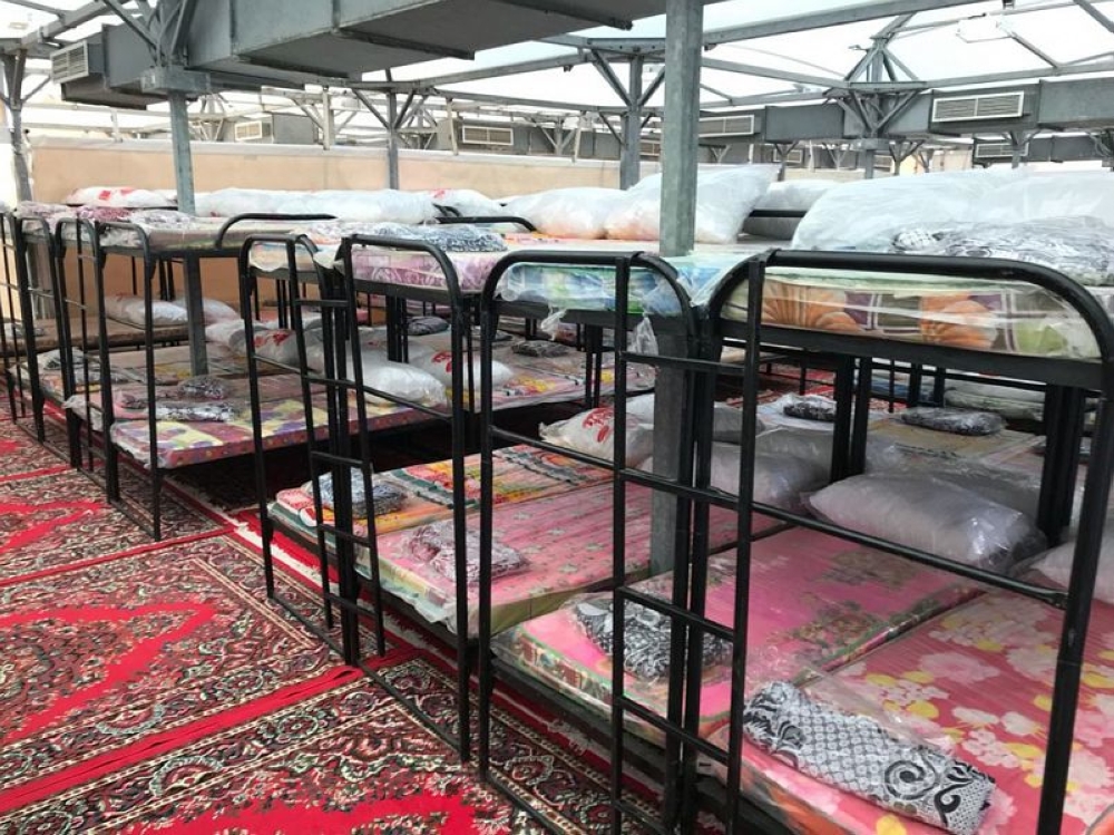 Bunk beds have several advantages. They provide more space inside the tents. Pilgrims can use the space beneath the beds to place their luggage and personal items. — Okaz photo