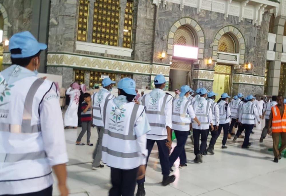 Volunteers have joined hands with the personnel of concerned government departments, private agencies and security forces to serve pilgrims and visitors who have thronged the Grand Mosque as the holy month of Ramadan draws to an end. — SPA 