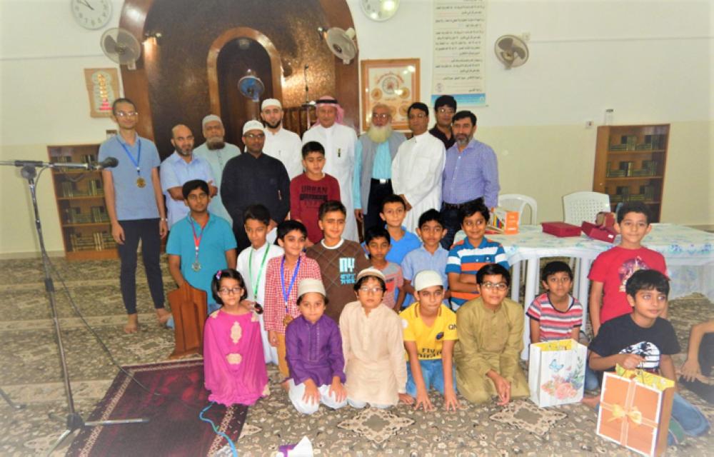 Participating children and organizers of the Islamic quiz competition held in Saudia City compound in Jeddah. — Courtesy photo. 
