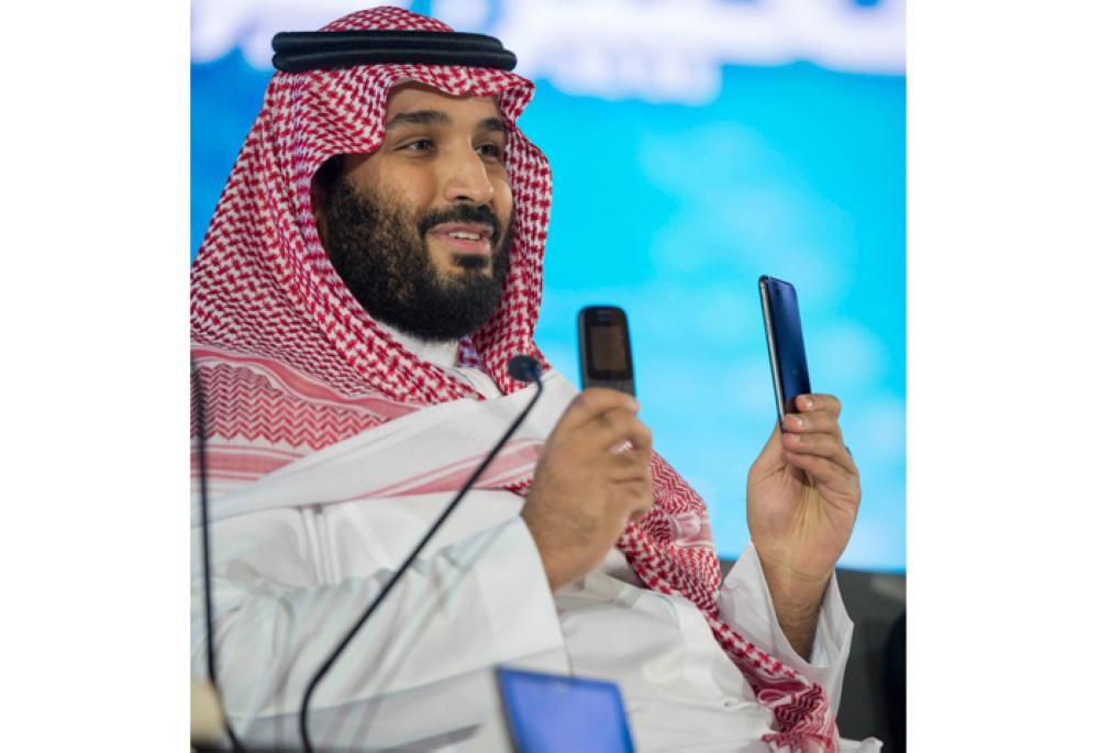 Crown Prince Muhammad Bin Salman, deputy premier and minister of defense, shows two mobile phones — an old and a new — to depict the past and present during a panel discussion at the Future Investment Initiative conference in Riyadh on Oct. 24, 2017. — File photo