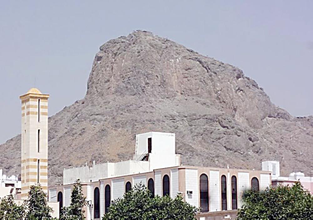 Mount Al-Nour looks like a camel’s hump. It has the Cave of Hiraa where the Prophet (pbuh) heard angel Gabriel for the first time and where the prophethood was bestowed upon him. — Okaz photos