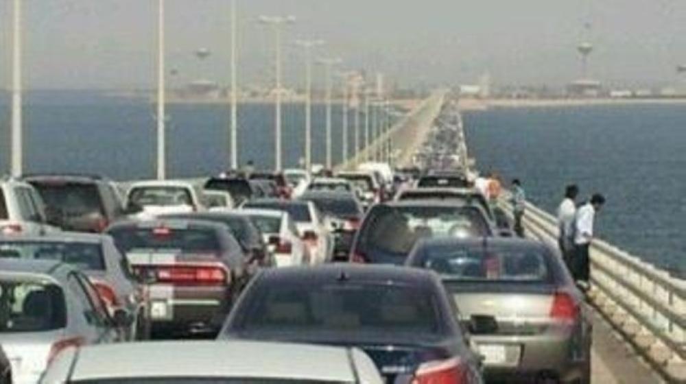 As many as 117,935 people crossed King Fahd Causeway on Monday, the fourth day of Eid Al-Fitr, setting a new record for the number of passengers to cross the bridge linking Saudi Arabia and Bahrain in a single day since its opening three decades ago.