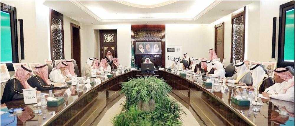 ﻿Makkah Emir Prince Khaled Al-Faisal chairs a meeting of the Taif Development Authority.