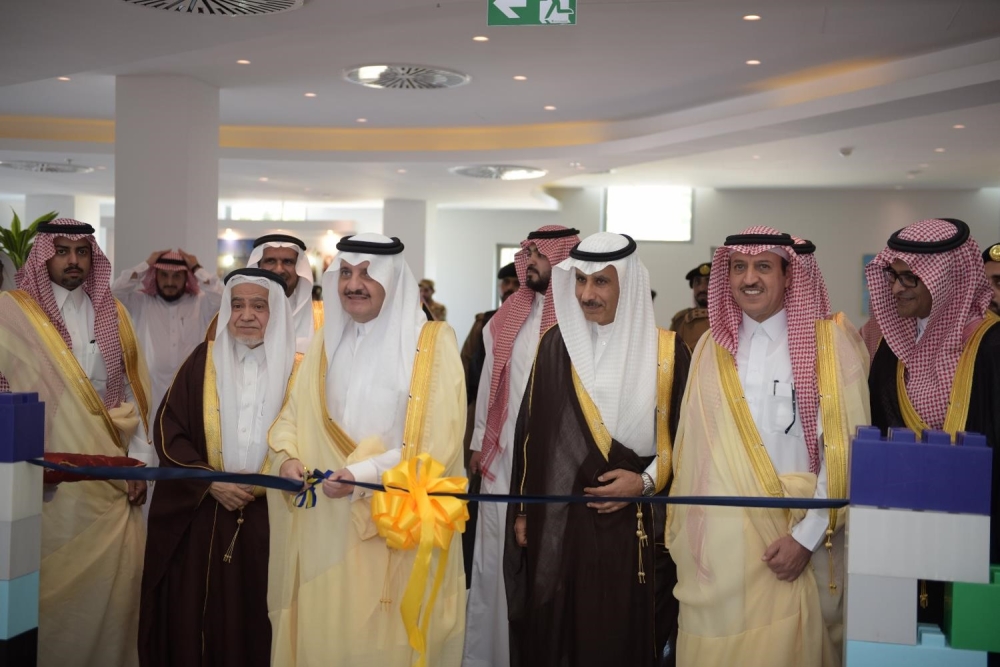 Prince Saud Bin Nayef, Governor of the Eastern Province, with some of the than 500 students, aged 8  to 12, 120 of whom are undergoing intensive one-month programs to build their potential in areas related to artificial intelligence, programming, 3D printing, robotics and how to build initial designs to be a nucleus for future projects