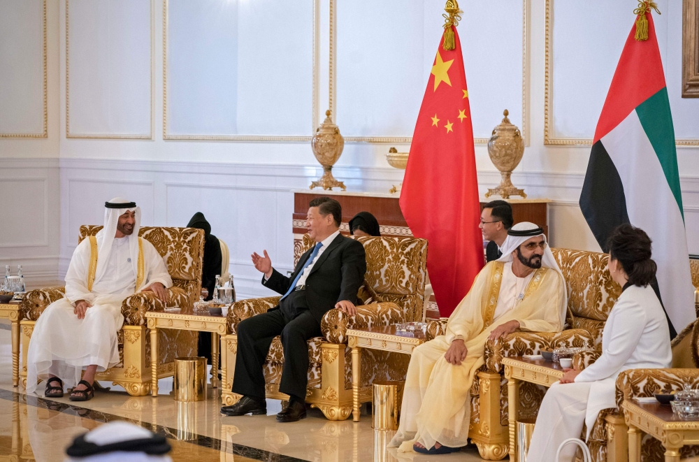 (From L) Crown Prince of Abu Dhabi, Deputy Supreme Commander of the UAE Armed Forces Sheikh Mohamed Bbin Sayed Al-Nahyan (L) meets with the Chinese President Xi Jinping,  UAE's Vice-President, Prime Minister, Ruler of Dubai and Minister of Defense Sheikh Mohamed Bin Rashid Al-Maktoum and Chinese first lady Peng Liyuan at the Presidential Airport in Abu Dhabi. — AFP