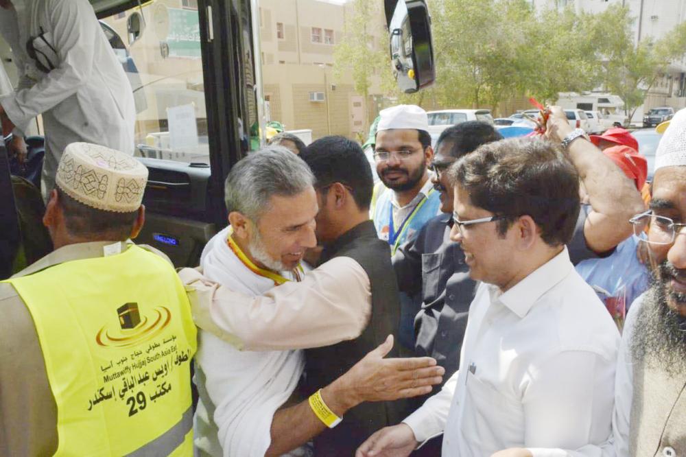 Indian Consul General Md. Noor Rahman Sheikh along with DCG/Consul (Haj) Mohd. Shahid Alam and Vice Consul (Haj)/In-Charge, Makkah Office Asif Saeed welcoming Indian pilgrims in Makkah. — Courtesy photos
