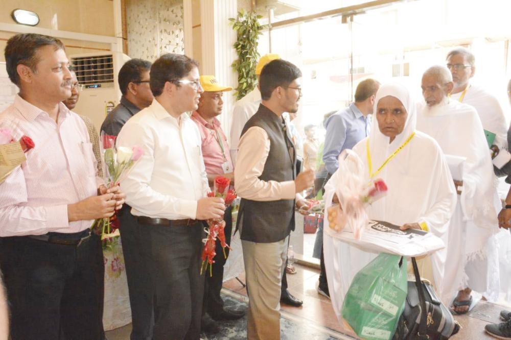 Indian Consul General Md. Noor Rahman Sheikh along with DCG/Consul (Haj) Mohd. Shahid Alam and Vice Consul (Haj)/In-Charge, Makkah Office Asif Saeed welcoming Indian pilgrims in Makkah. — Courtesy photos
