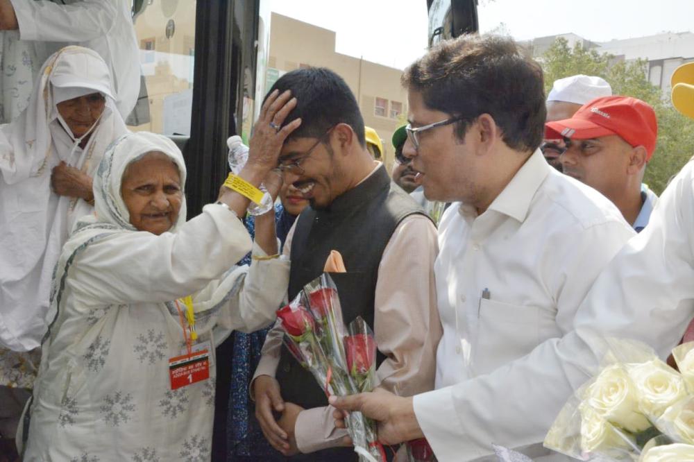 Indian Consul General Md. Noor Rahman Sheikh along with DCG/Consul (Haj) Mohd. Shahid Alam and Vice Consul (Haj)/In-Charge, Makkah Office Asif Saeed welcoming Indian pilgrims in Makkah. — Courtesy photos
