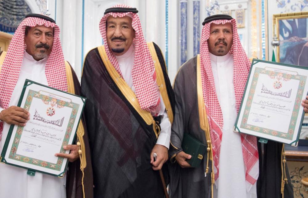 
Custodian of the Two Holy Mosques King Salman with the relatives of Saudi scholarship students, Jasser Bin Dahham Al-Yami and Theeb Bin Mane’ Al-Yami, who drowned in the US while trying to rescue two American children. — SPA