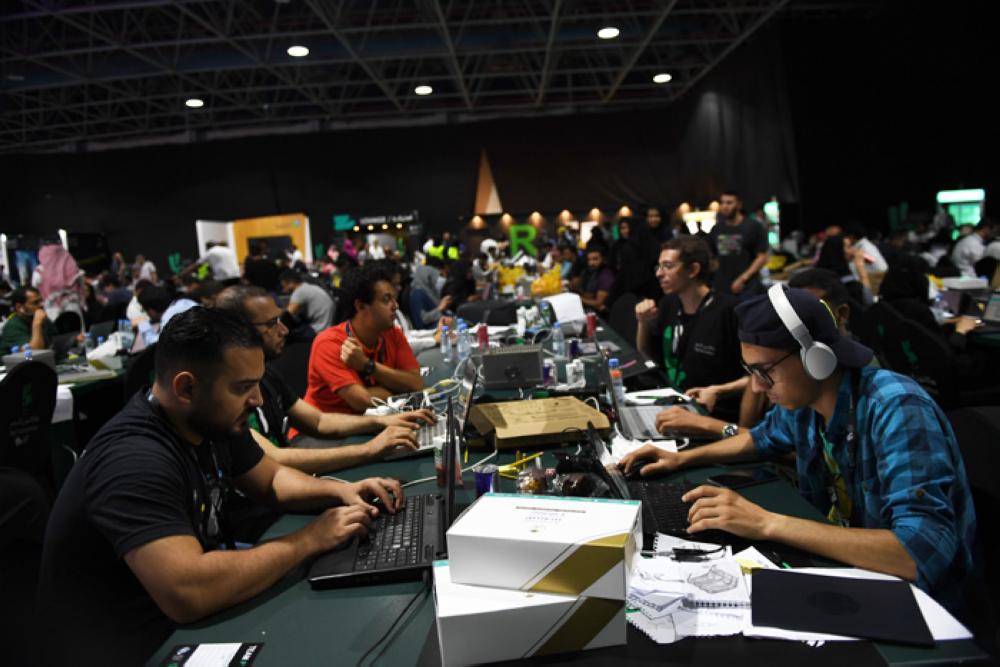 Saudi Arabia Hajj Hackathon organized by the Saudi Federation for Cybersecurity, Programming and Drones in Jeddah, has broken the Guinness World Record in terms of the number of participants topping 2,950 from over 100 countries.
This was announced on Thursday morning as Saud Al-Qahtani, Advisor at the Royal Court and chairman of the Saudi federation for cybersecurity and programming received the certificate from Ahmed Jaber, a judge from the Saudi Guinness World Record. Photo shows Saudi Al Qahtani raising the Guinness Book Certificate. — Courtesy photo