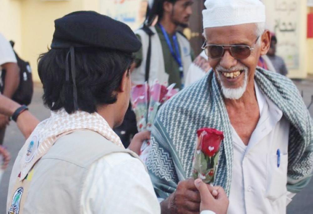 A Saudi volunteer welcomes an elderly Yemeni pilgrim at Al-Wadeah crossing point in Sharoura governorate on Sunday. — SPA