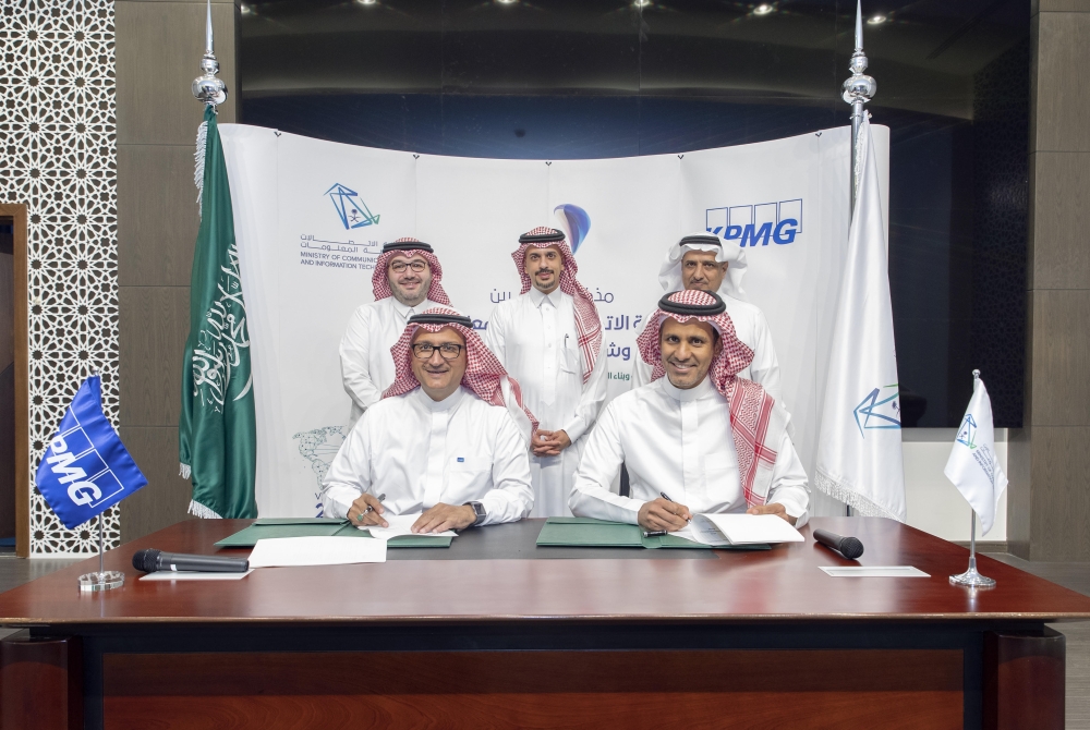
Dr. Ahmed Al-Theneyan, Deputy Minister of Technology Industry and Digital Capacities, and Abdullah Al-Fozan, Chairman of KPMG MESA and KPMG Saudi Arabia, sign the MoU in the presence of Eng. Haitham Al-Ohali, Vice Minister of Communications and Information Technology and other officials

