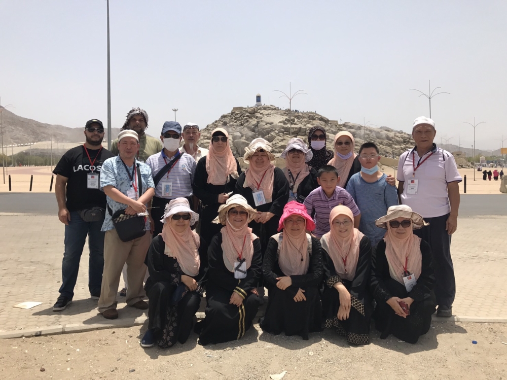 

Taiwanese pilgrims stand in front of the Jabal Al-Rahma in Arafat. — Courtesy photo