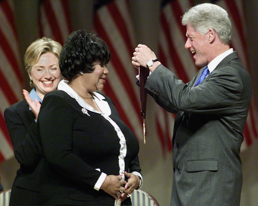 US President Bill Clinton, right, along with First Lady Hillary Rodham Clinton award singer Aretha Franklin, center, with the 1999 National Medal of Arts and Humanities Award at Constitution Hall in Washington in this Sept. 29, 1999 file photo. — AFP