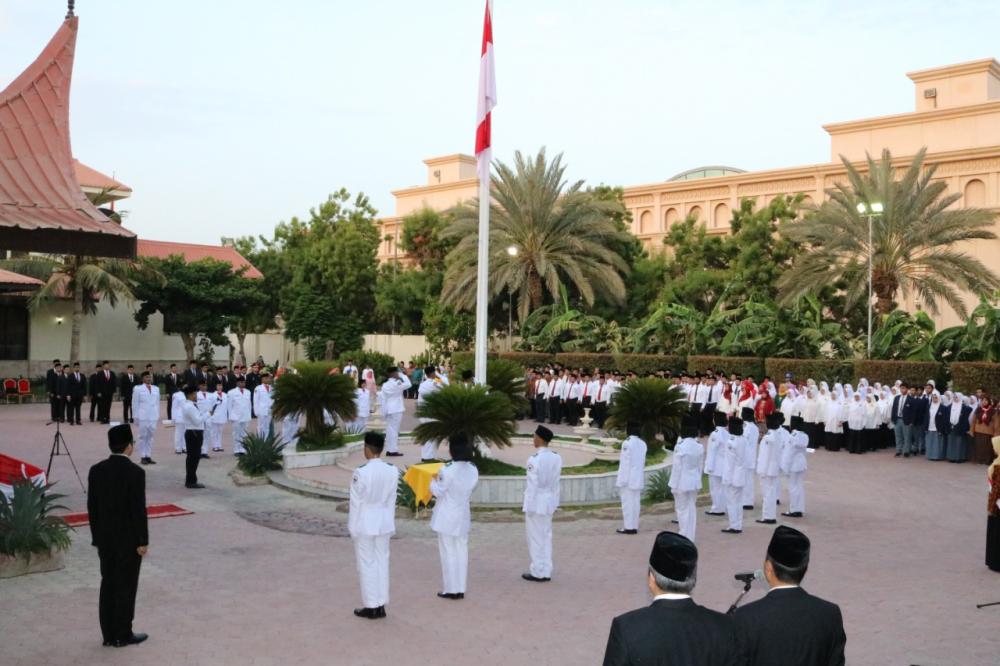 Indonesian Consul General Mohamad Hery Saripudin salutes the red and white national flag during the ceremony. — Courtesy photos