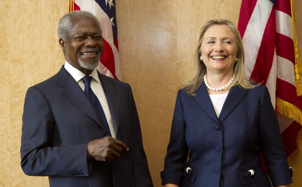 Former US Secretary of State Hillary Rodham Clinton, right, stands alongside Former UN Secretary-General Kofi Annan at the United Nations office in Geneva in this June 30, 2012 file photo. — AFP