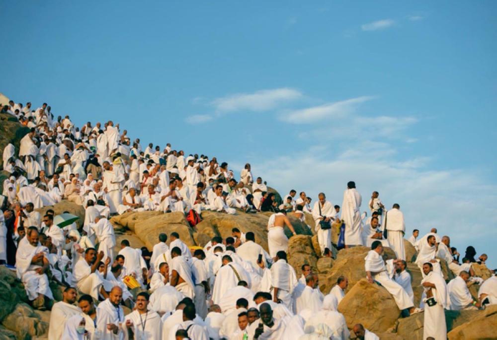 Nearly 2.4 million pilgrims ascend Arafat for peak of Haj