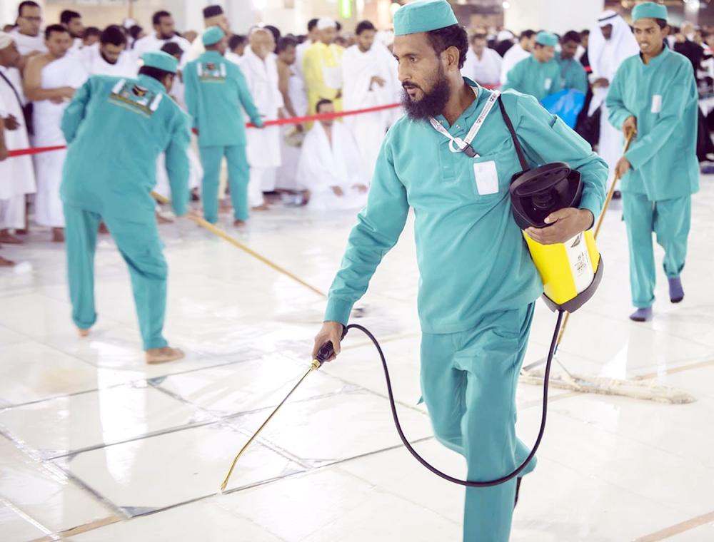
Some 4,000 workers supervised by 275 employees clean the carpets and floors of the Grand Mosque around the clock in three overlapping shifts. — SPA