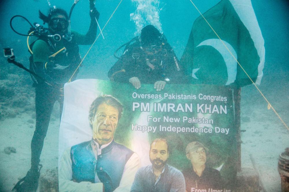 Famous divers Yahya and Jan pay tribute under sea to Imran