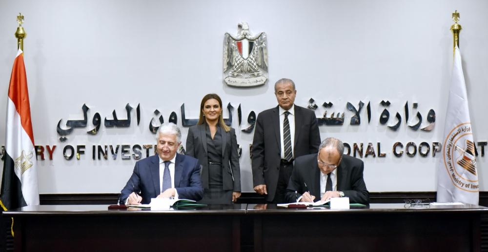Eng. Hani Salem Sonbol (left), Chief Executive Officer ITFC; and Dr. Sahar Nasr, Minister of Investment and International Cooperation sign the agreeent