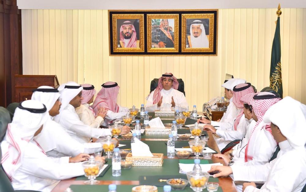  Minister of Media Dr. Awwad Al-Awwad meets editors-in-chief of local newspapers at his office in Jeddah on Wednesday. -- SPA 