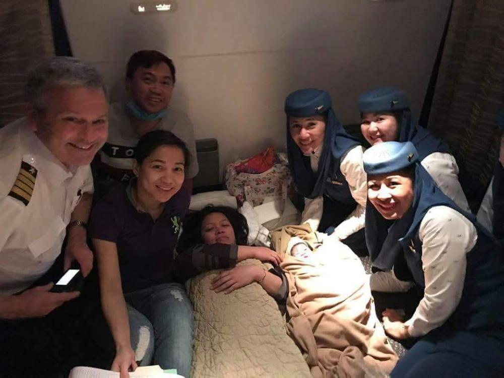 The mother and baby with Dr. Jan Saret and Saudia crew following the mid-flight delivery.