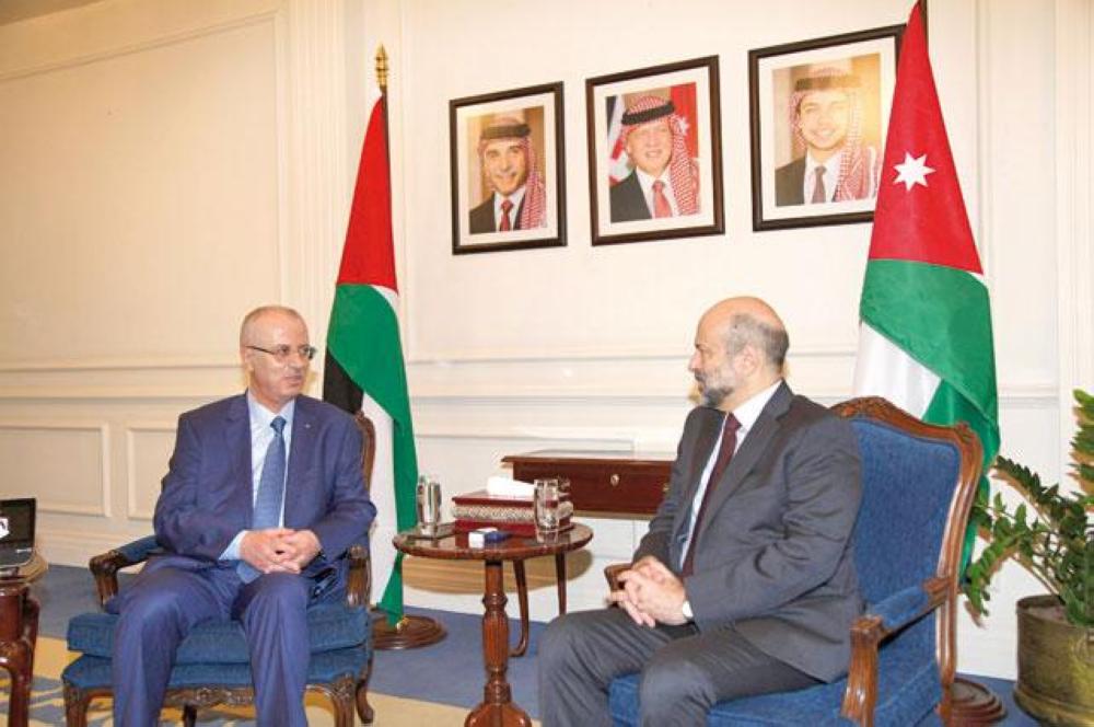 


Prime Minister Omar Razzaz meets Palestinian counterpart Rami Hamdallah in Amman, Monday. — Courtesy photo