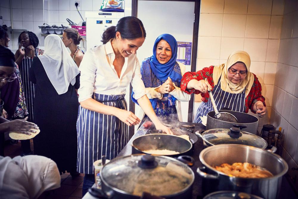 


Meghan, Duchess of Sussex, is seen cooking with women in the Hubb Community Kitchen at the Al Manaar Muslim Cultural Heritage Centre in West London. 
