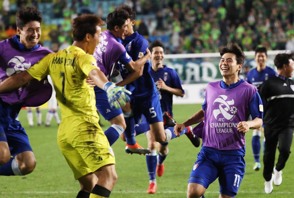 South Korea's Suwon Samsung Bluewings goalkeeper Shin Hwa-yong (2nd L) celebrates the victory with teammates against South Korea's Jeonbuk Hyundai Motors during their AFC Champions League quarterfinal second leg match in Suwon Wednesday. — AFP 