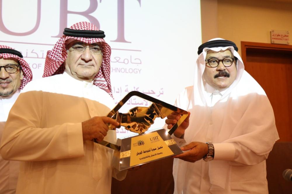 


 Jeddah Mayor Saleh Al-Turki with officials and members of the faculty during his tour of the University of Business and Technology (UBT) on Monday.