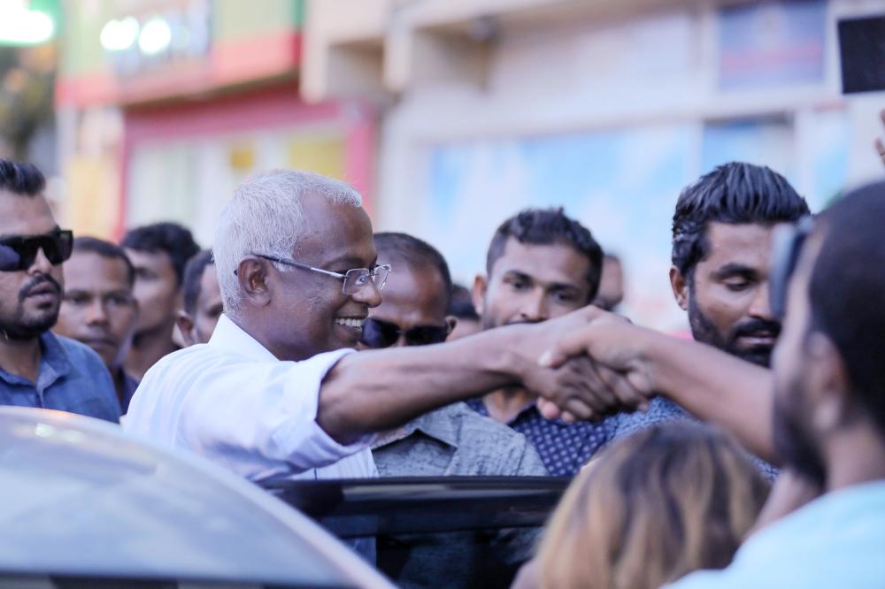 


Ibrahim Mohamed Solih, center, greets a crowd after winning Maldives’ presidential election in Male on Monday. — AFP