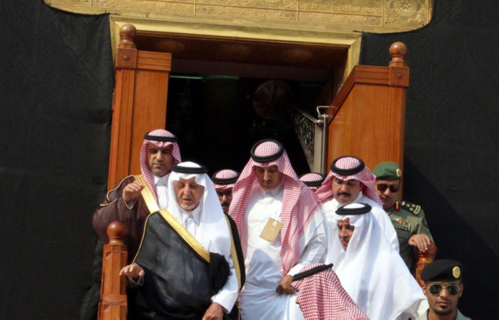 Makkah emir washes the Kaaba