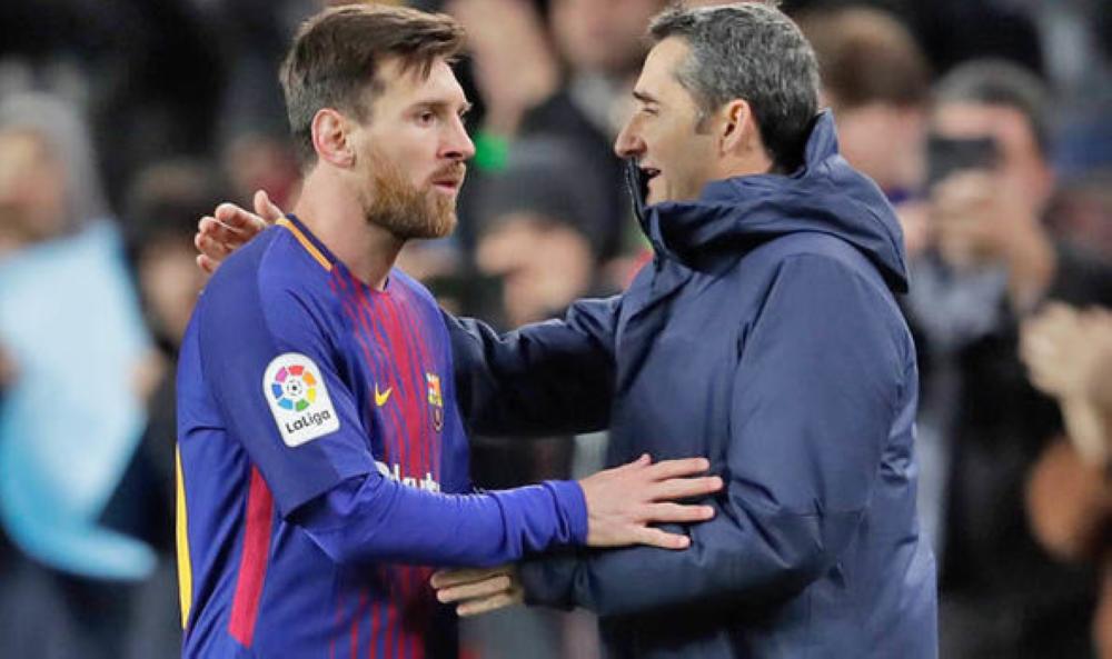 Lionel Messi (L) and Ernesto Valverde