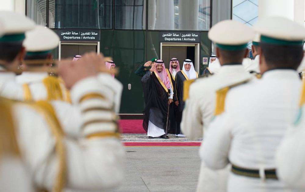 Custodian of the Two Holy Mosques King Salman with the Saudi staff of the Haramain Express Train. — SPA