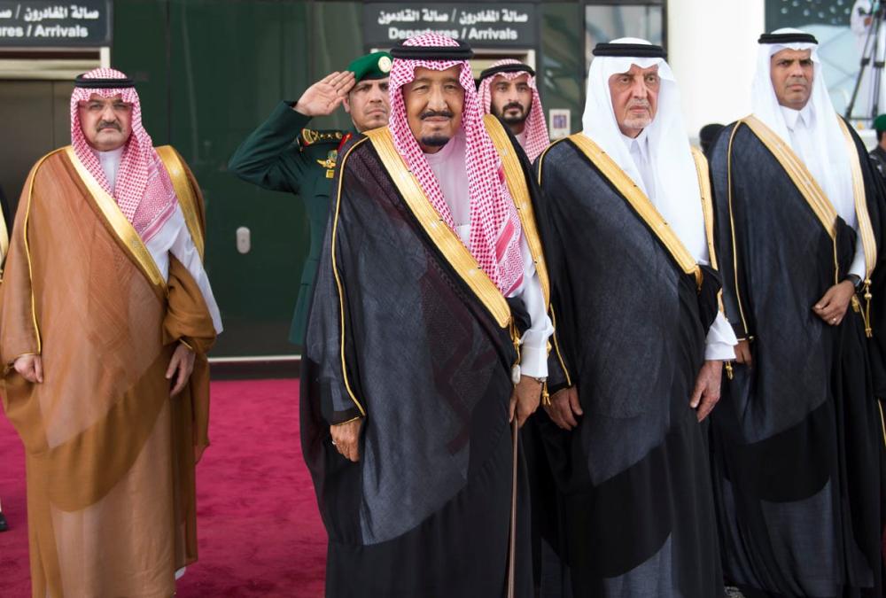 Custodian of the Two Holy Mosques King Salman with the Saudi staff of the Haramain Express Train. — SPA