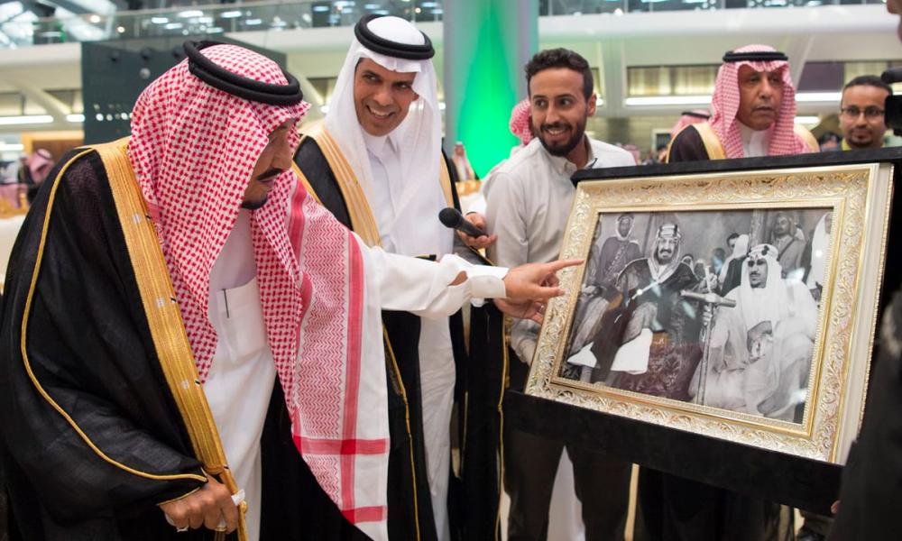 Custodian of the Two Holy Mosques King Salman with the Saudi staff of the Haramain Express Train. — SPA