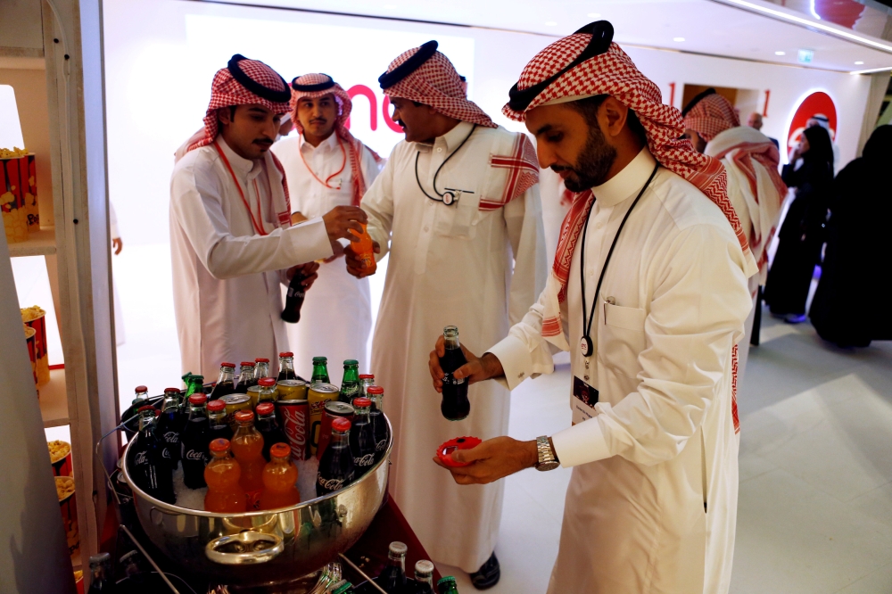 

Saudi men buy soft drinks at Saudi Arabia’s first commercial movie theater in Riyadh in this April 18, 2018, file photo. — Reuters