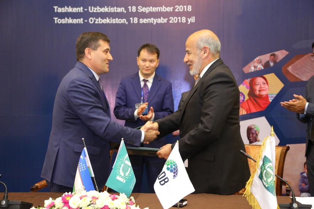 On behalf of the Acting CEO and General Manager of the Islamic Corporation for the Development of the Private Sector (ICD) Najmul Hassan and the First Deputy Chairman of the Board of the Joint-Stock Commercial Bank “ASAKA” Rustam Kasimov exchange agreement during the Islamic Development Bank Group’s Day event in Tashkent, Uzbekistan.
